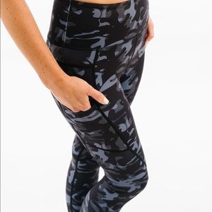 ZYIA - Black Camo Metallic Pocket Light n
Tight Hi-Rise Capri 20"-Size 8-10